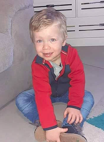 Hugo a rejoint le concours — aidez-le/la à gagner de superbes lots ! arm, baby_toddler_clothing, cheek, child, electric_blue, floor, flooring, fun, head, iris, joy, mouth, nose, organ, person, sitting, skin, sleeve, smile, standing