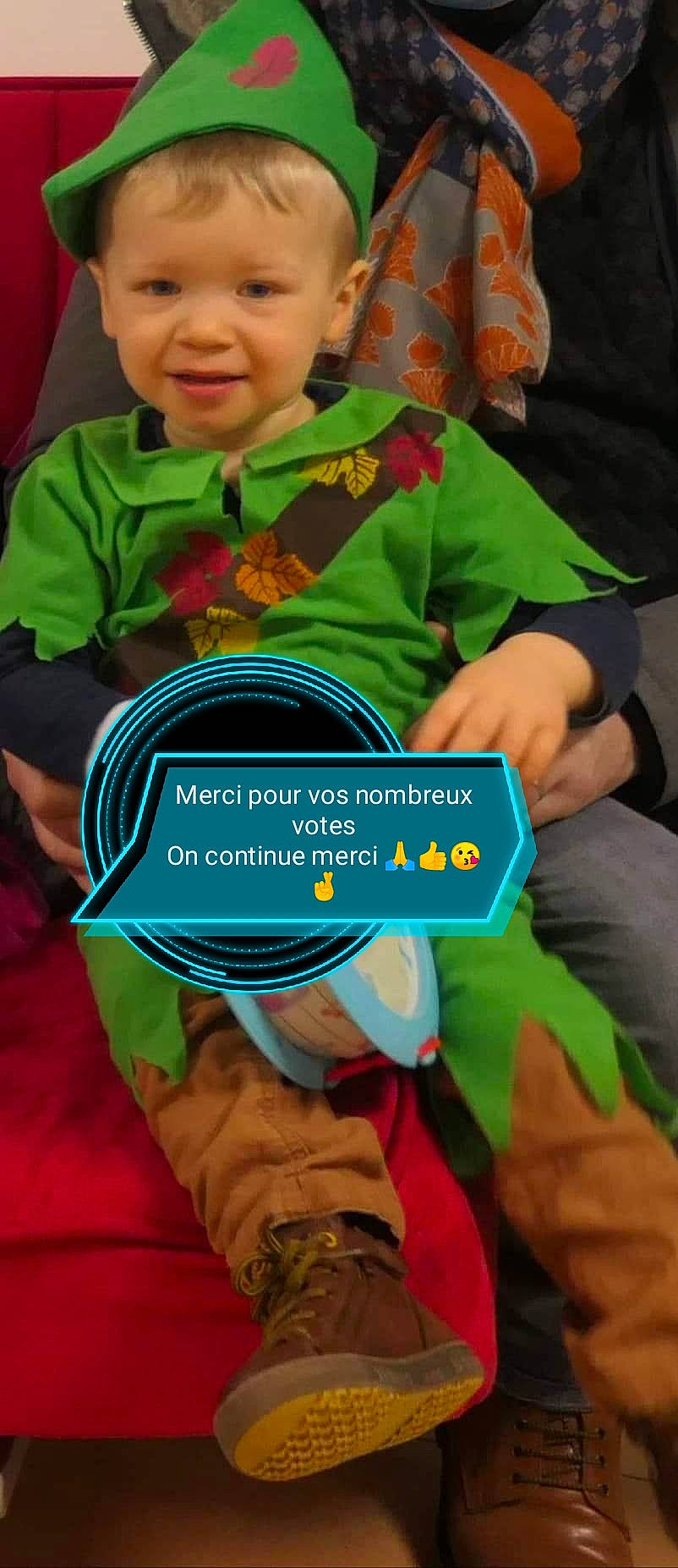 Hugo participe au concours pour gagner de l'argent avec cette photo : adaptation, baby, baby_products, baby_toddler_clothing, child, electric_blue, finger, font, fun, games, green, happy, people, person, play, recreation, sharing, smile, t_shirt, thumb
