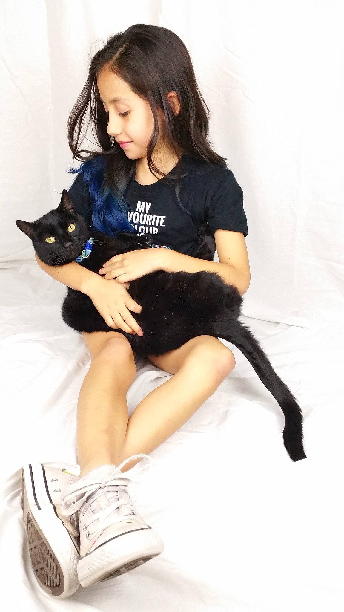 Samson is registered to the contest to win money with this photo: black, black_hair, clothing, fashion, footwear, human_body, human_leg, joint, knee, leg, long_hair, neck, person, photo_shoot, photography, shoe, sitting, sleeve, t_shirt, thigh