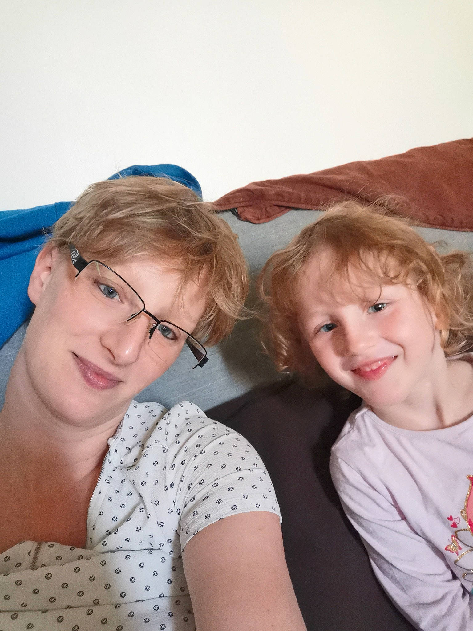 Gabrielle participe au concours pour gagner de l'argent avec cette photo : bangs, blond, brown_hair, comfort, event, eyewear, face, fun, gesture, glasses, happy, jewellery, joy, layered_hair, leisure, pattern, people, person, sitting, smile