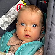 Jade a rejoint le concours — aidez-le/la à gagner de superbes lots ! baby, blue_eyes, car_seat, child, close_up, curious, cute, face, infant, padded_straps, pink_clothing, portrait, seatbelt, sitting, soft_texture, warning_label, young_child, indoor, person, looking_at_camera