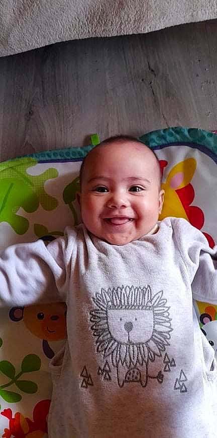 Ayema a rejoint le concours — aidez-le/la à gagner de superbes lots ! baby, baby_products, baby_toddler_clothing, bedding, cheek, child, comfort, eye, happy, iris, joy, linens, nose, person, room, skin, sleeve, smile, t_shirt, textile