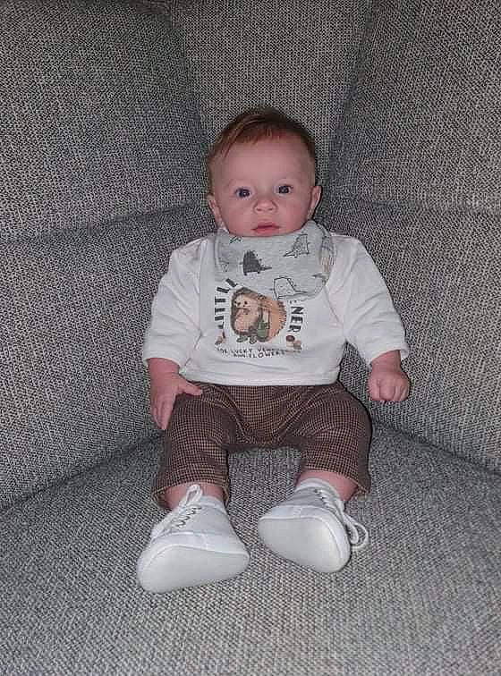 Lisandro a rejoint le concours — aidez-le/la à gagner de superbes lots ! baby, baby_products, baby_toddler_clothing, cheek, chin, comfort, floor, flooring, head, human_body, iris, knee, leg, pattern, person, skin, sleeve, t_shirt, textile, toddler