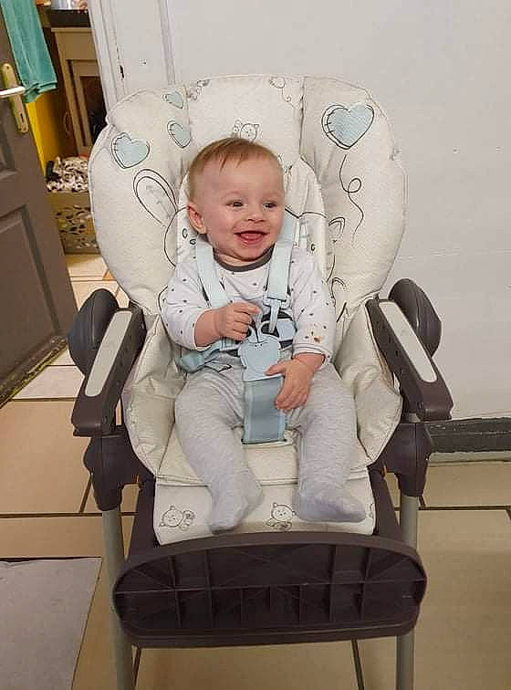 Lisandro a rejoint le concours — aidez-le/la à gagner de superbes lots ! arm, auto_part, baby, baby_carriage, baby_products, baby_toddler_clothing, cabinetry, chair, comfort, drawer, event, fun, furniture, hair, happy, human_body, joy, person, sitting, skin