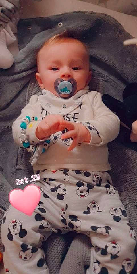 Lisandro participe au concours pour gagner de l'argent avec cette photo : baby, baby_toddler_clothing, cheek, comfort, cool, eye, face, facial_expression, hairstyle, happy, iris, mouth, nose, person, photograph, pink, skin, sleeve, textile, toddler