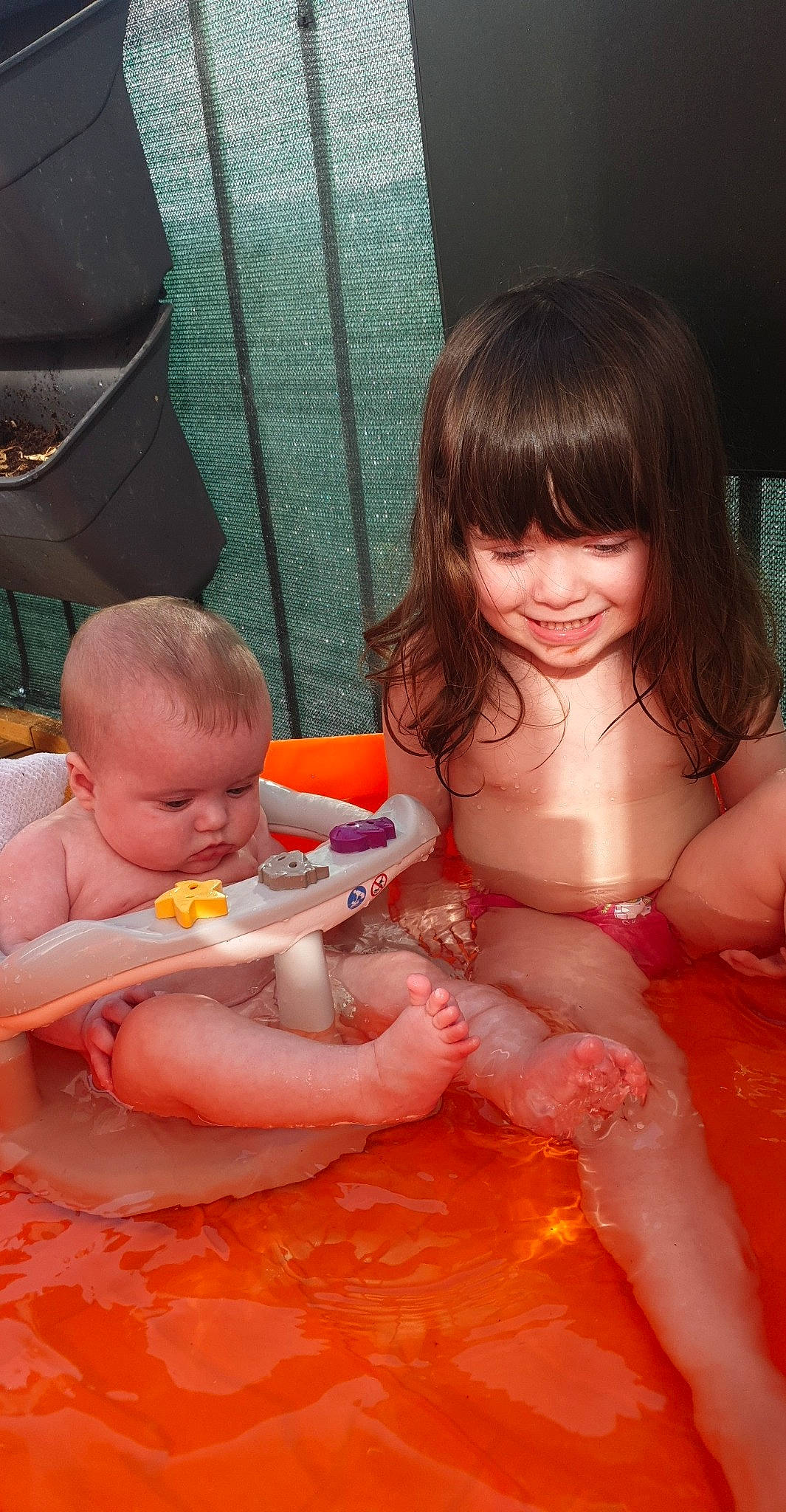 Maëlia participe au concours pour gagner de l'argent avec cette photo : baby, baby_bathing, bathing, child, joy, person, toddler, washing