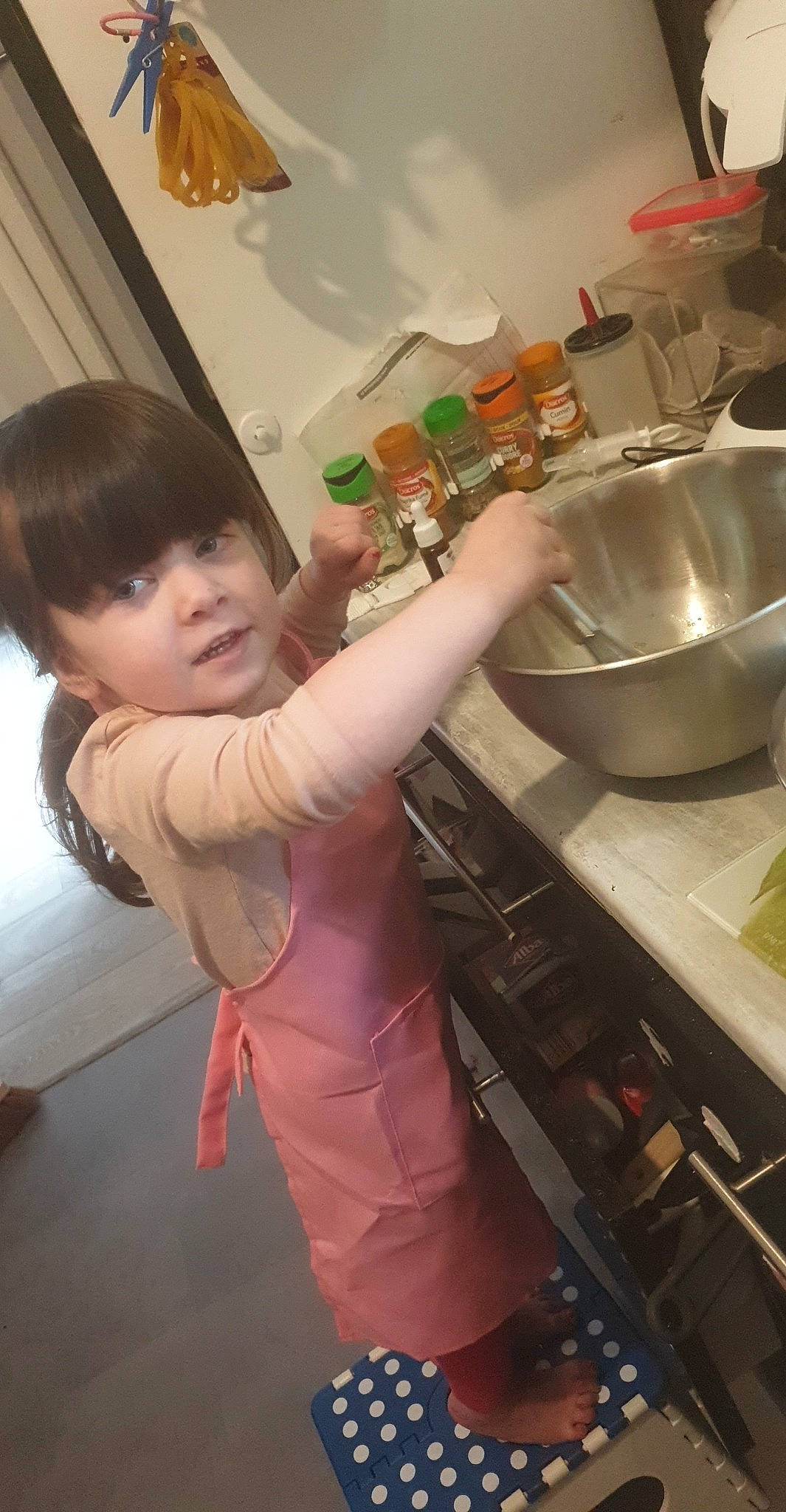 Maëlia participe au concours pour gagner de l'argent avec cette photo : child, cooking, food, person, toddler