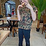 Louca a rejoint le concours — aidez-le/la à gagner de superbes lots ! child, boy, camouflage_clothing, peace_sign, snack, indoor, restaurant, table, chair, plant, mirror, stone_wall, casual_clothing, smile, person, floor_tiles, window, reflection, adult, leisure