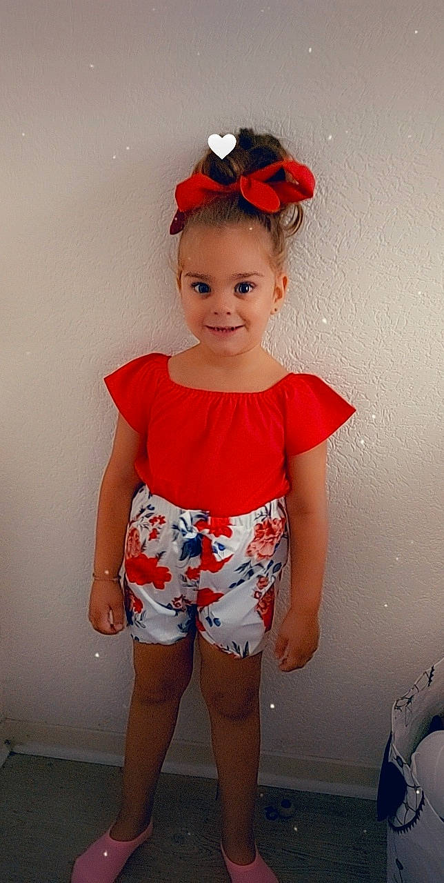 Aylina participe au concours pour gagner de l'argent avec cette photo : arm, baby_toddler_clothing, cool, day_dress, eye, face, hair, happy, head, human_body, joint, joy, lip, neck, orange, person, shorts, shoulder, sleeve, smile