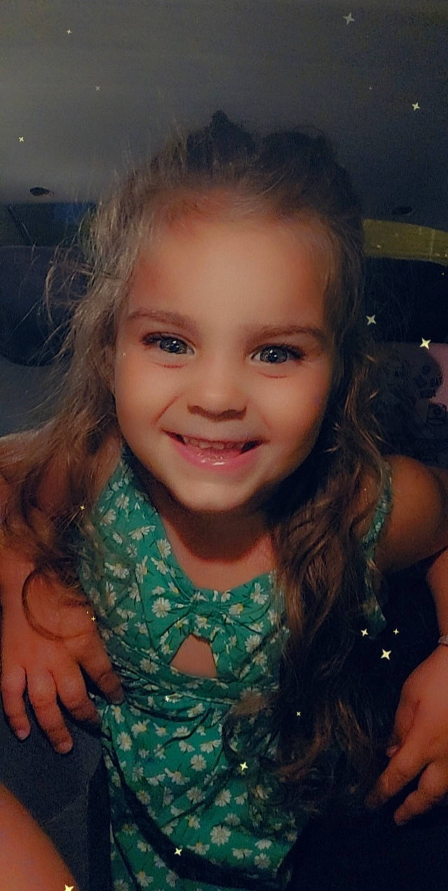 Aylina participe au concours pour gagner de l'argent avec cette photo : cheek, chin, ear, eye, eyebrow, eyelash, facial_expression, flash_photography, forehead, hand, human, human_body, iris, joy, lip, mouth, nose, organ, person, skin