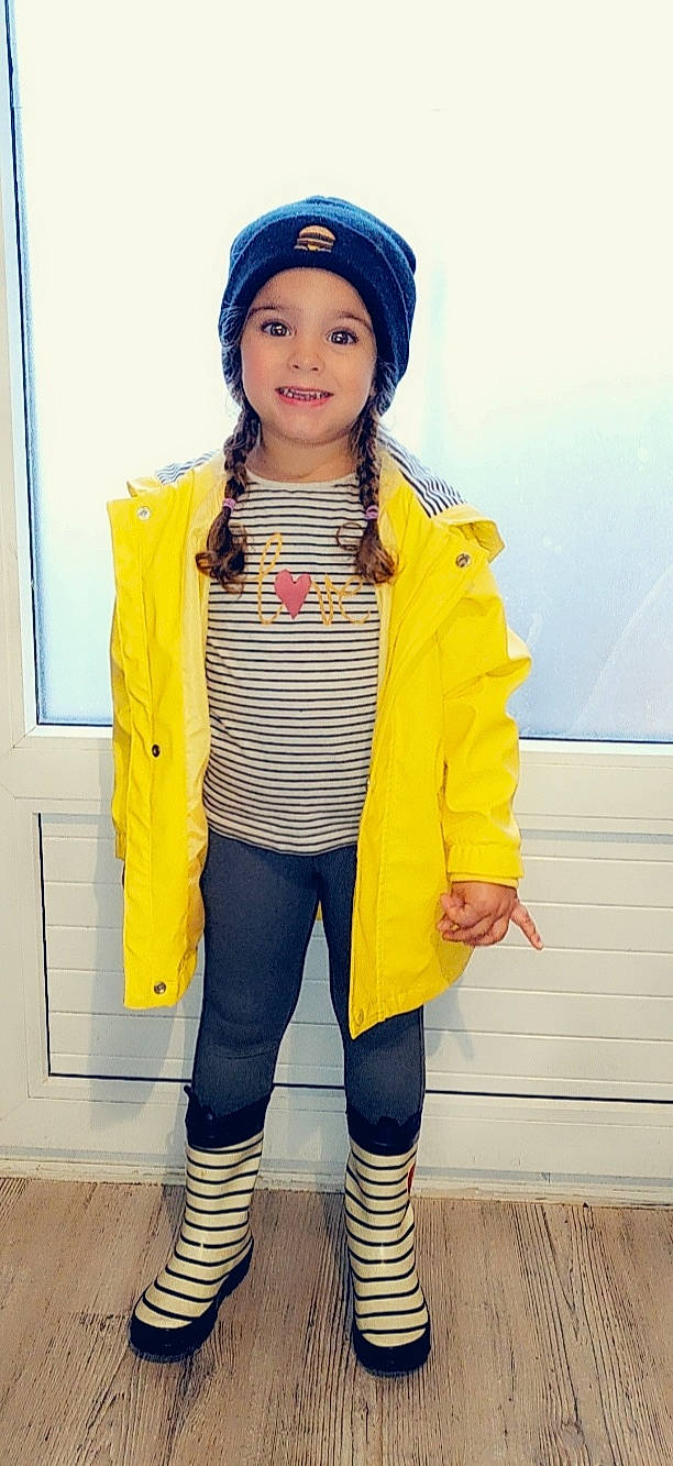 Aylina a rejoint le concours — aidez-le/la à gagner de superbes lots ! cap, clothing, cool, electric_blue, fashion, fashion_accessory, fashion_design, glove, happy, headgear, headwear, joy, neck, outerwear, pattern, person, personal_protective_equipment, sleeve, standing, thigh