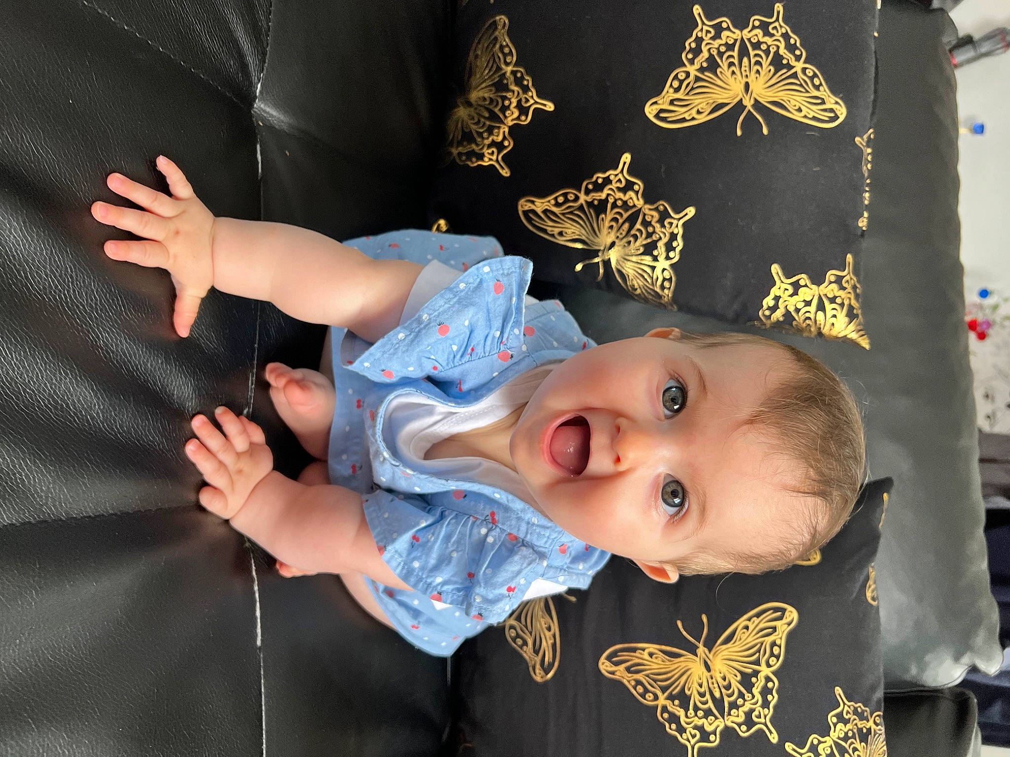 Océane a rejoint le concours — aidez-le/la à gagner de superbes lots ! arthropod, baby, baby_toddler_clothing, black, butterfly, child, event, eye, fun, gesture, happy, hat, insect, mouth, pattern, person, pollinator, smile, surprise, textile