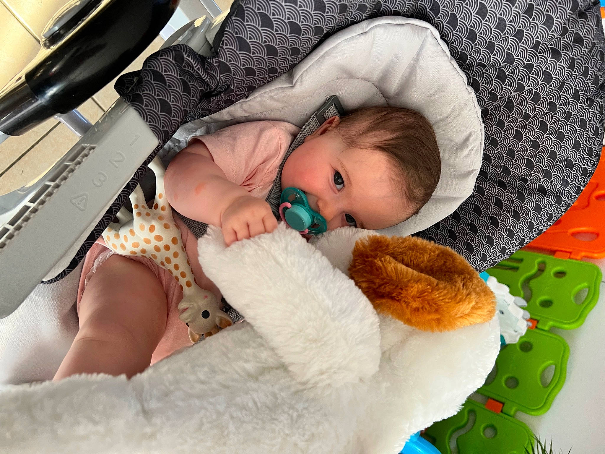 Océane participe au concours pour gagner de l'argent avec cette photo : baby, baby_products, baby_sleeping, baby_toddler_clothing, bedding, bedtime, cheek, child, comfort, eyelash, fur, happy, linens, mammal, pattern, person, plush, room, skin, stuffed_toy