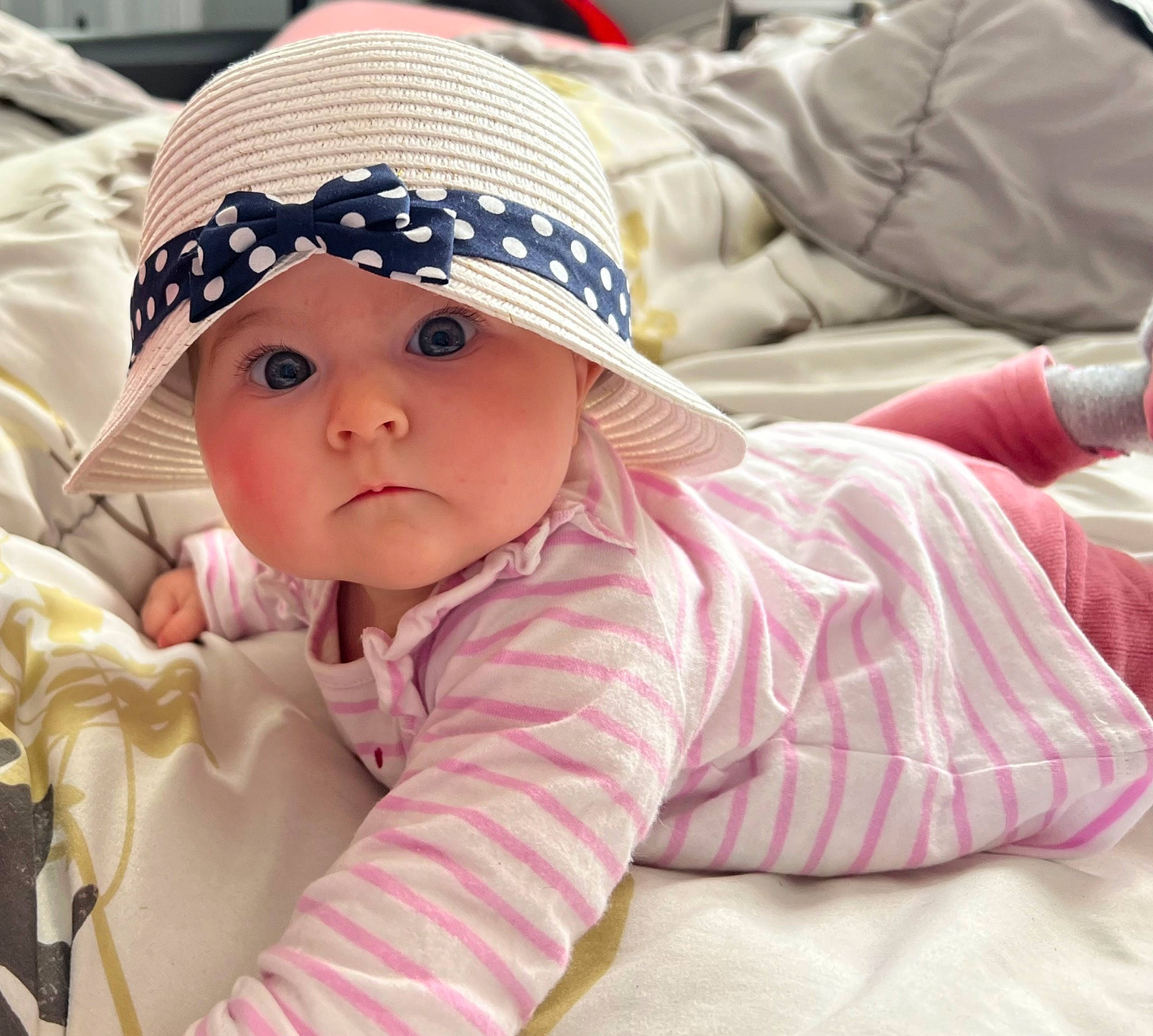 Océane participe au concours pour gagner de l'argent avec cette photo : baby, baby_sleeping, baby_toddler_clothing, cap, cheek, comfort, eye, eyelash, face, happy, hat, headgear, headwear, iris, linens, lip, pattern, person, pink, sleeve