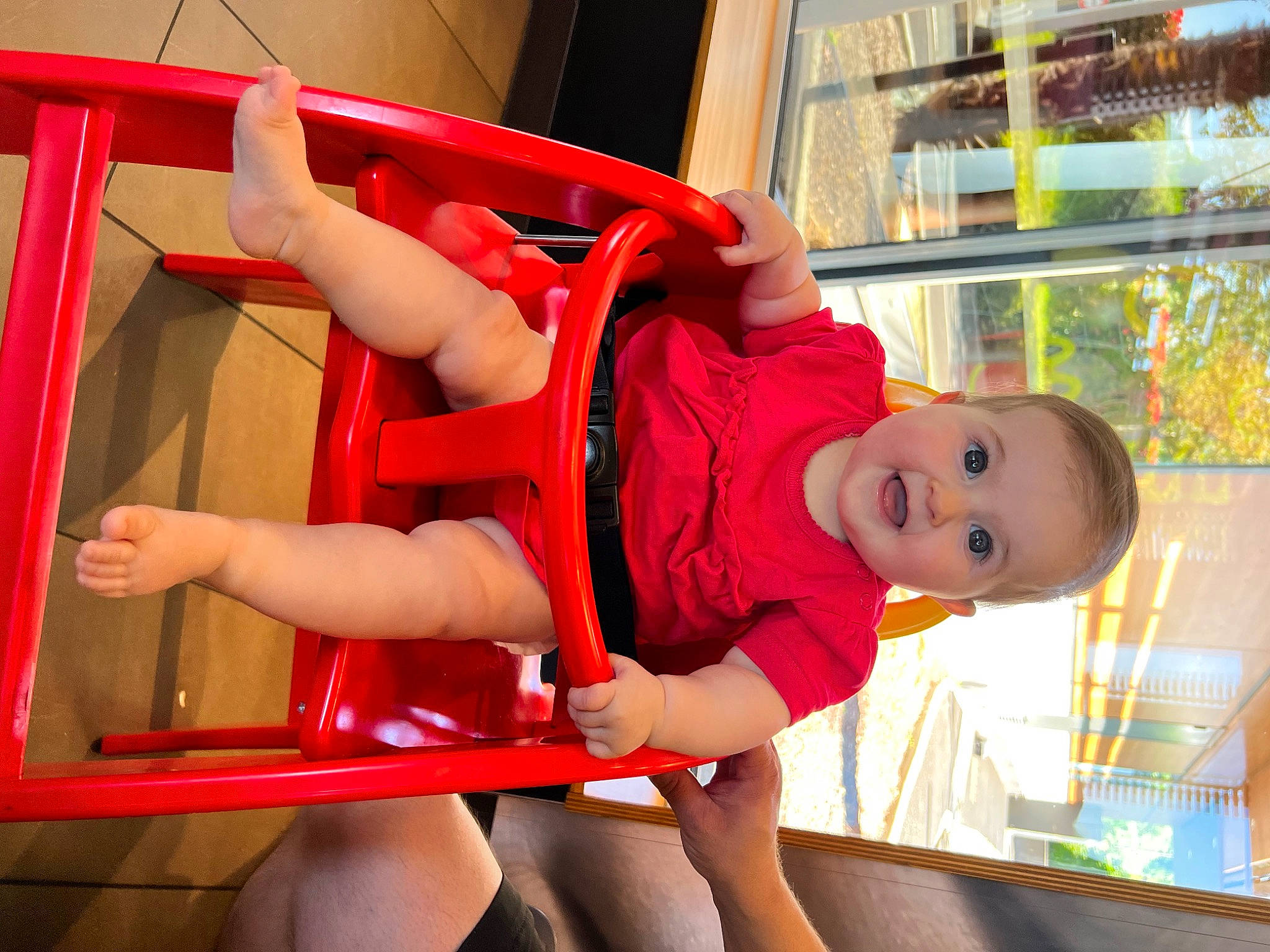 Océane a rejoint le concours — aidez-le/la à gagner de superbes lots ! baby, baby_toddler_clothing, chair, child, fun, happy, hat, human_leg, knee, leg, leisure, person, recreation, sandal, shorts, sitting, smile, standing, thigh, toddler