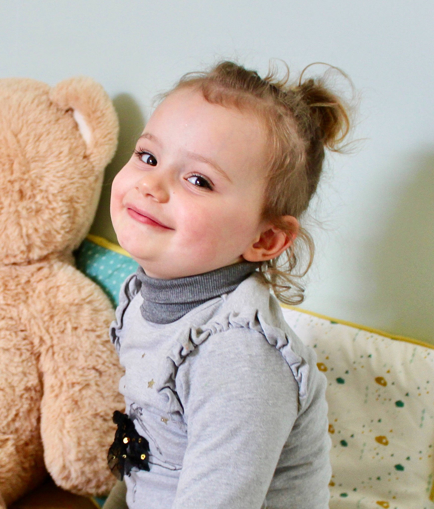 Alice a rejoint le concours — aidez-le/la à gagner de superbes lots ! baby, baby_toddler_clothing, cheek, comfort, eye, face, flash_photography, gesture, happy, head, iris, joy, nose, outerwear, person, skin, sleeve, smile, teddy_bear, textile