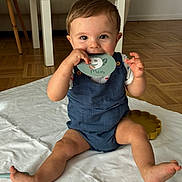 Victor a rejoint le concours — aidez-le/la à gagner de superbes lots ! baby, blanket, blue_romper, card, chair, chewing, child, curious, face, feet, floor, head, home, indoor, legs, person, playful, sitting, table, wooden_floor