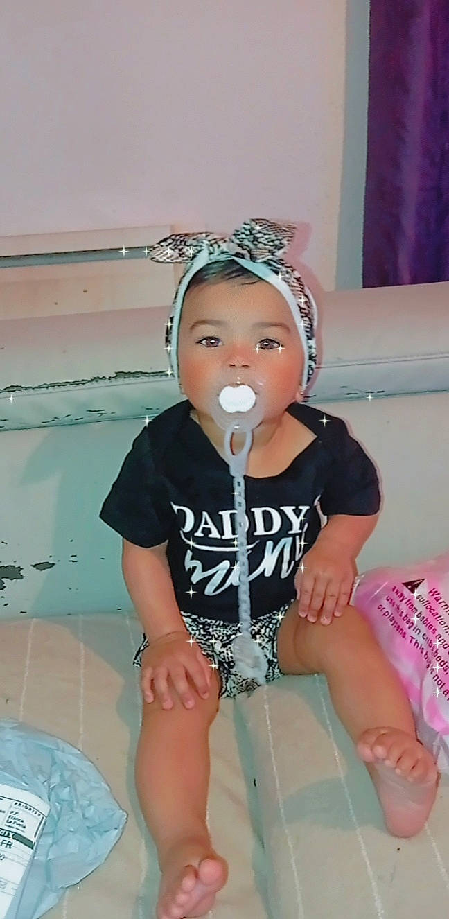 Kayliah participe au concours pour gagner de l'argent avec cette photo : baby, baby_toddler_clothing, cap, chair, eye, eyelash, face, flash_photography, fun, happy, hat, head, leg, neck, person, shorts, sleeve, t_shirt, thigh, toddler