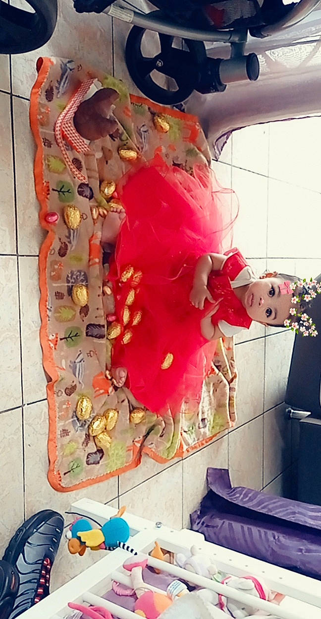 Kayliah a rejoint le concours — aidez-le/la à gagner de superbes lots ! art, carmine, ceiling, flesh, fun, glass, headwear, magenta, organism, paint, painting, party_supply, pattern, peach, person, plastic, room, toy, visual_arts, window