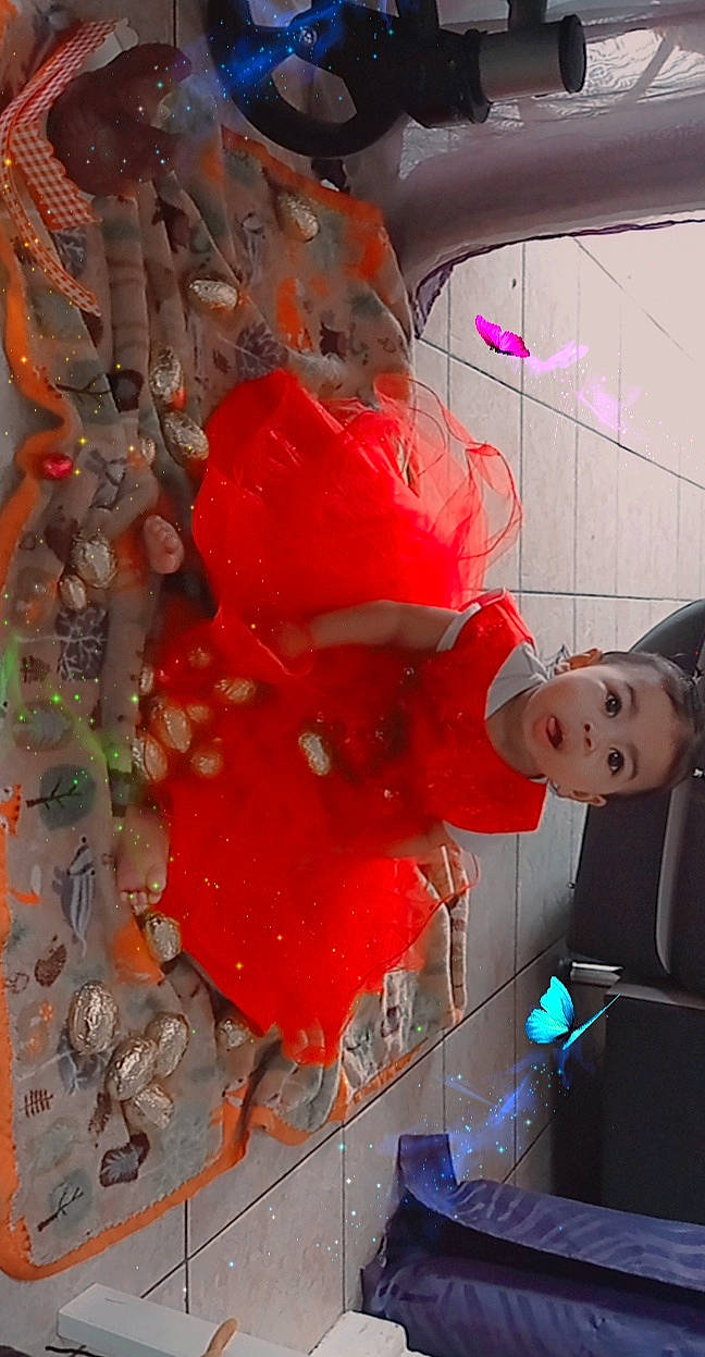 Kayliah participe au concours pour gagner de l'argent avec cette photo : art, automotive_design, carmine, ceiling, coquelicot, event, fashion_accessory, fun, glass, glove, hat, headgear, magenta, orange, party_supply, pattern, person, petal, plastic, surprise