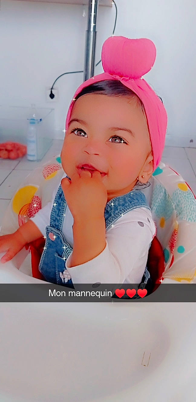 Kayliah participe au concours pour gagner de l'argent avec cette photo : advertising, baby, baby_products, baby_toddler_clothing, bathing, bathroom, cap, child, fluid, happy, magenta, person, pink, plastic_bottle, play, plumbing, plumbing_fixture, room, service, tap