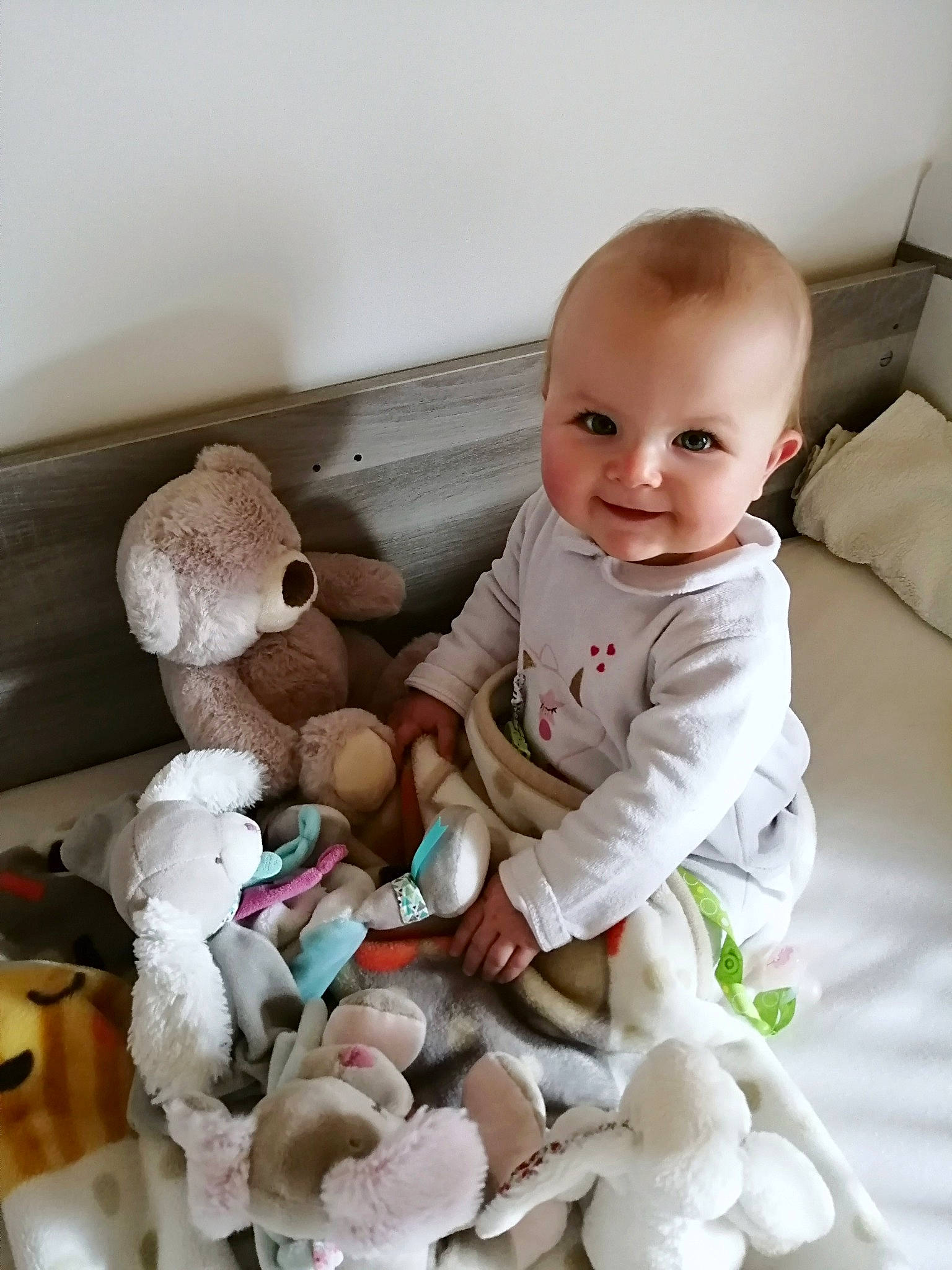 Clémence a rejoint le concours — aidez-le/la à gagner de superbes lots ! baby, baby_products, baby_toddler_clothing, baby_toys, child, comfort, happy, infant_bed, linens, person, plush, room, skin, smile, stuffed_toy, teddy_bear, textile, toddler, toy, white