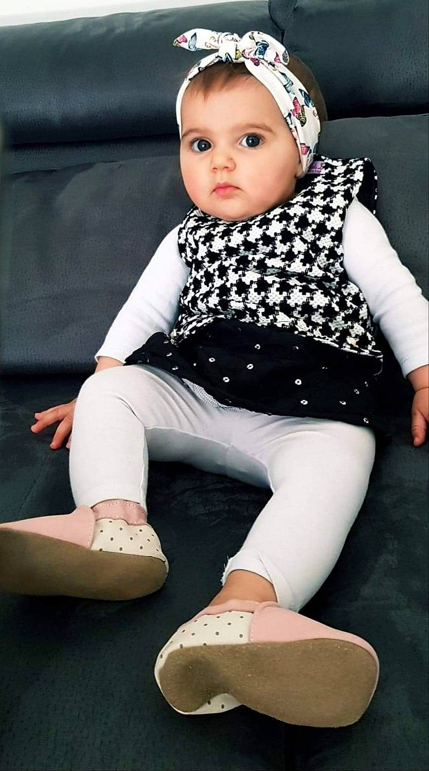 Celia a rejoint le concours — aidez-le/la à gagner de superbes lots ! arm, baby, baby_toddler_clothing, child, child_model, clothing, footwear, knee, leg, leggings, pattern, person, shoe, sitting, skin, sleeve, sportswear, thigh, tights, toddler