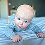 Andréas a rejoint le concours — aidez-le/la à gagner de superbes lots ! baby, infant, blue_eyes, gray_clothing, bed, white_bedspread, lying_down, curious_expression, indoor, soft_light, close_up, cute, child, person, human, fist, head, skin, portrait, crawling