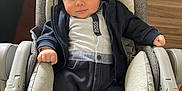 Andréas participe au concours pour gagner de l'argent avec cette photo : baby, infant, hoodie, sneakers, baby_seat, chicco, clothing, cute, indoor, child, person, footwear, casual_wear, seated, comfort, smile, small_hands, face, headwear, fashion