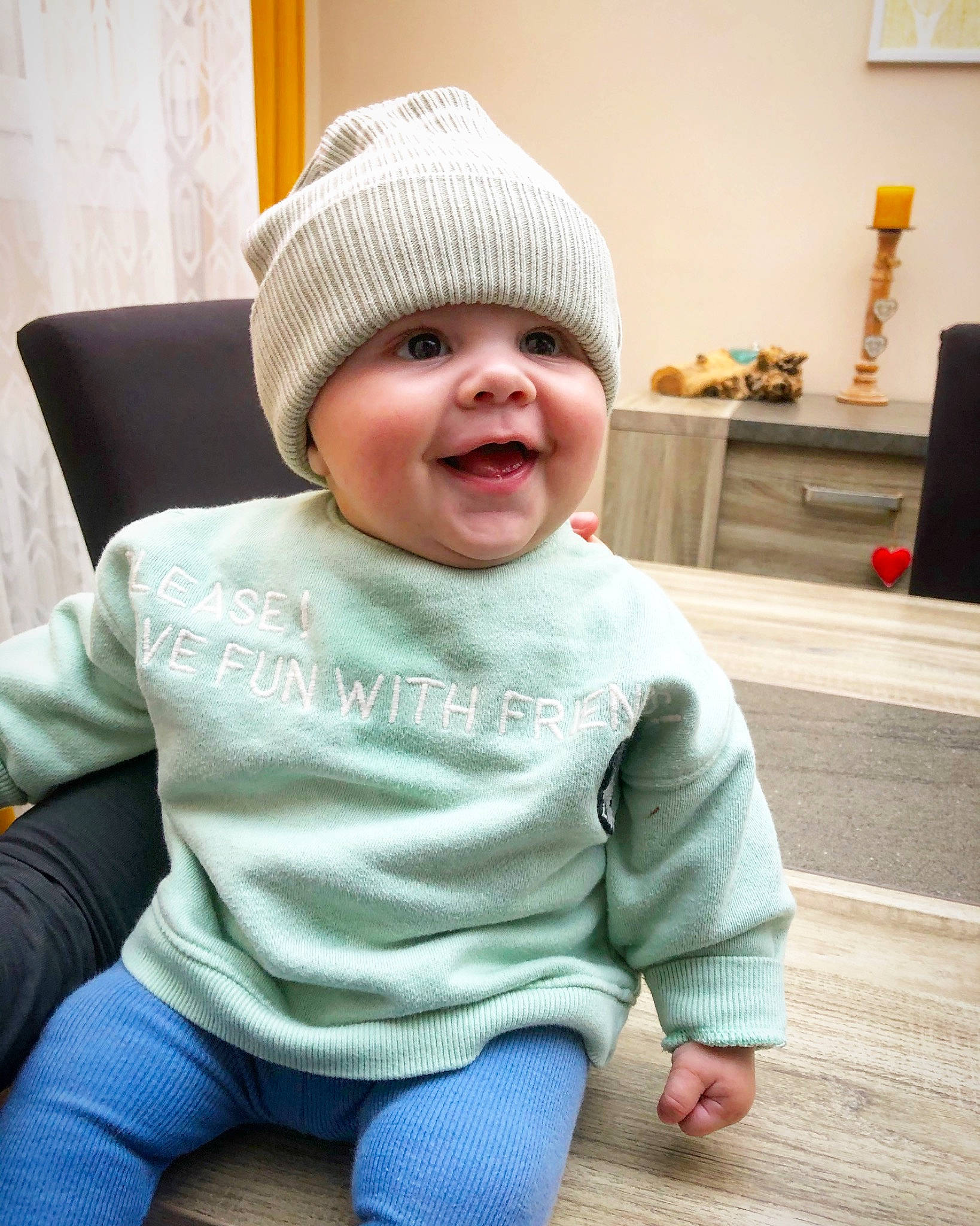 Thyam participe au concours pour gagner de l'argent avec cette photo : baby, baby_toddler_clothing, cap, clothing, cool, dress, eye, face, glasses, grey, hat, head, headgear, headwear, human_body, lip, person, skin, sleeve, smile