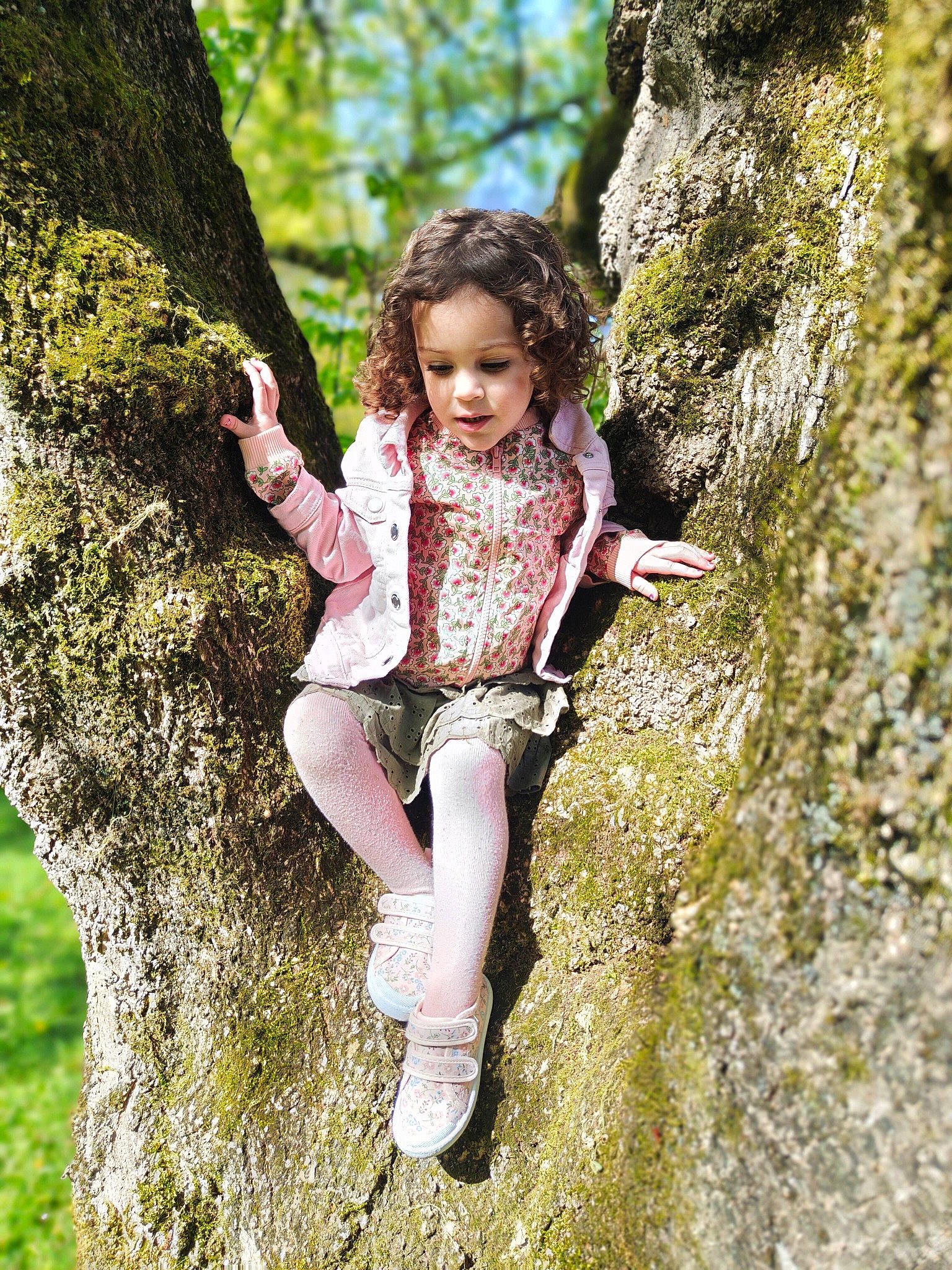 Salomé a rejoint le concours — aidez-le/la à gagner de superbes lots ! blond, branch, fawn, forest, fun, grass, hand, happy, human_body, leisure, long_hair, people_in_nature, person, plant, shoe, thigh, tree, trunk, wood, woodland