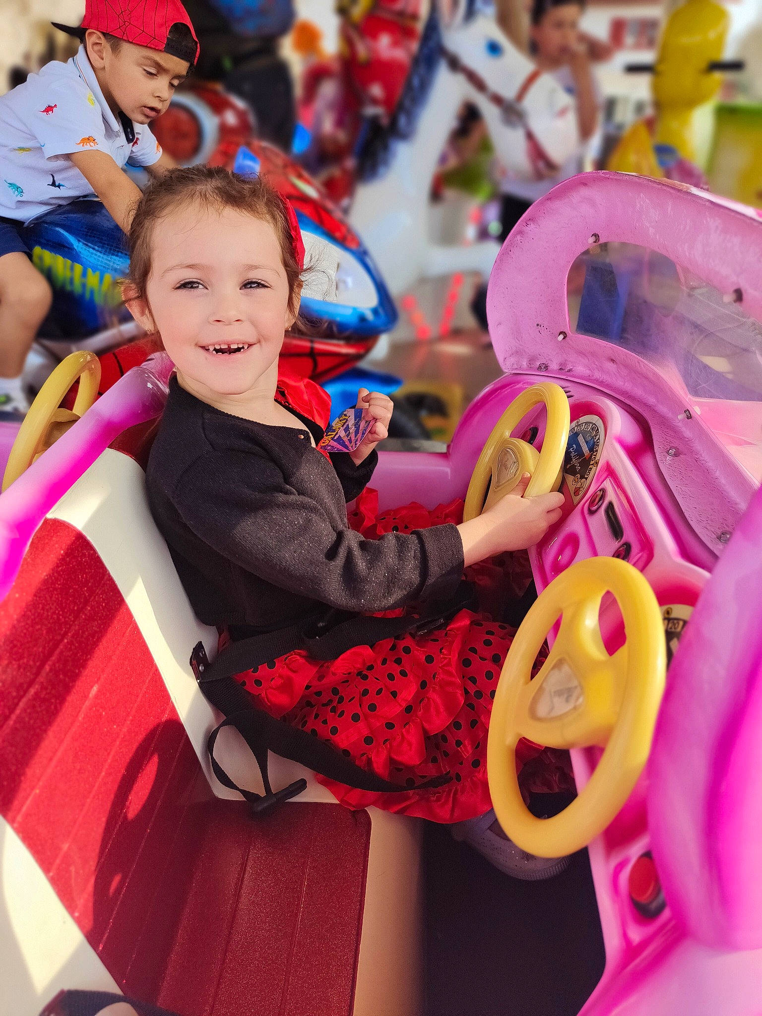 Salomé participe au concours pour gagner de l'argent avec cette photo : balloon, blurred, child, event, facial_expression, fashion, fun, happy, hat, headgear, headwear, human, joy, leisure, mammal, person, product, public_space, recreation, smile