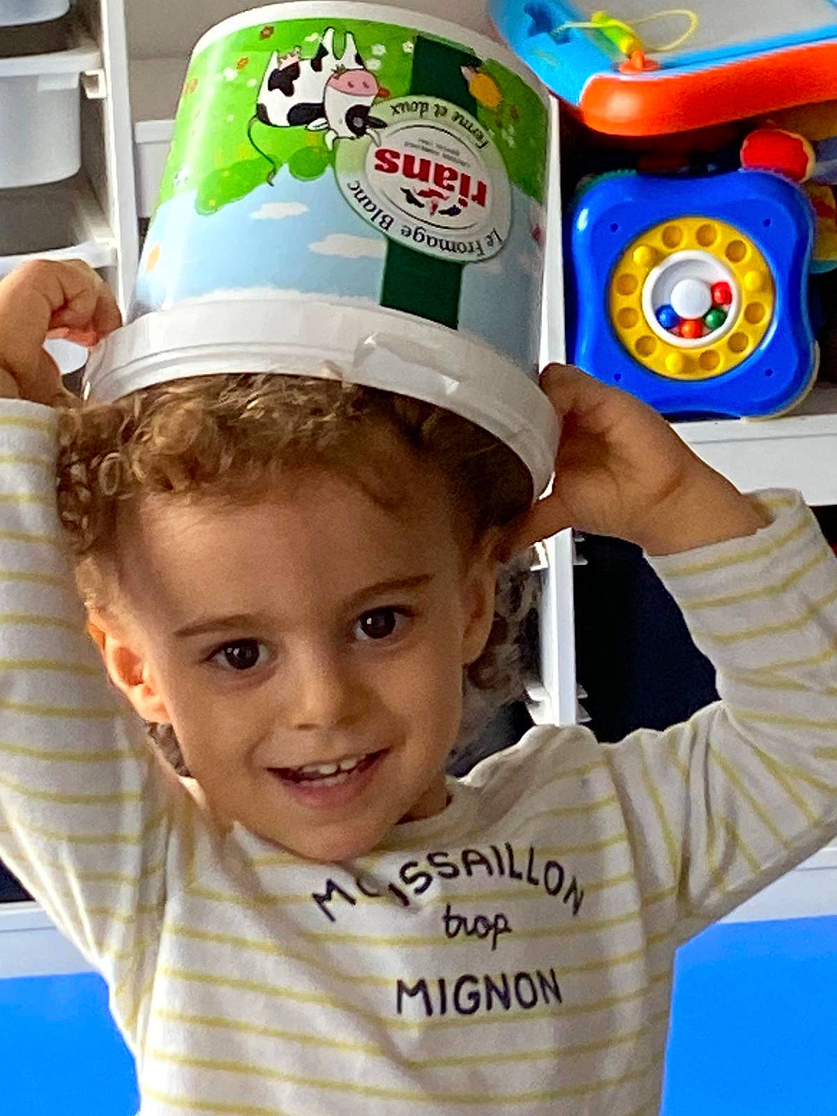 Gabryel a rejoint le concours — aidez-le/la à gagner de superbes lots ! baseball_cap, cap, child, fashion_accessory, fun, gesture, green, happy, joy, leisure, logo, people, person, personal_protective_equipment, recreation, smile, snapshot, t_shirt, toddler, toy