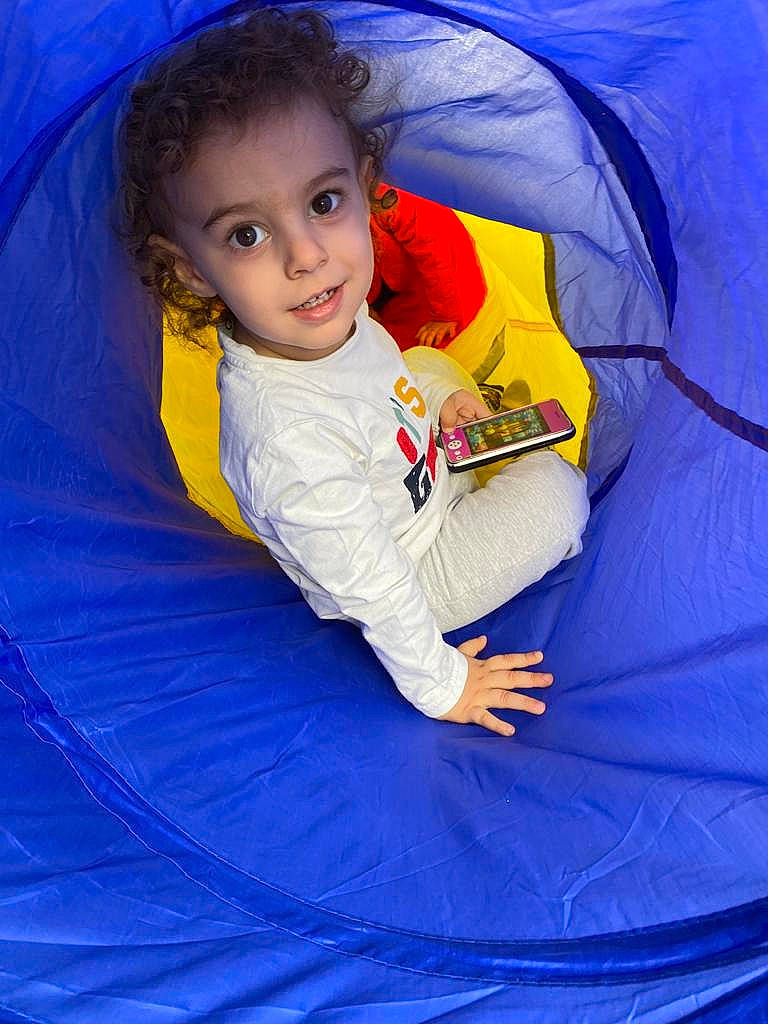 Gabryel participe au concours pour gagner de l'argent avec cette photo : azure, beauty, blue, child, comfort, electric_blue, flash_photography, fun, grass, happy, leisure, mouth, nose, organ, person, purple, recreation, smile, symmetry, toddler