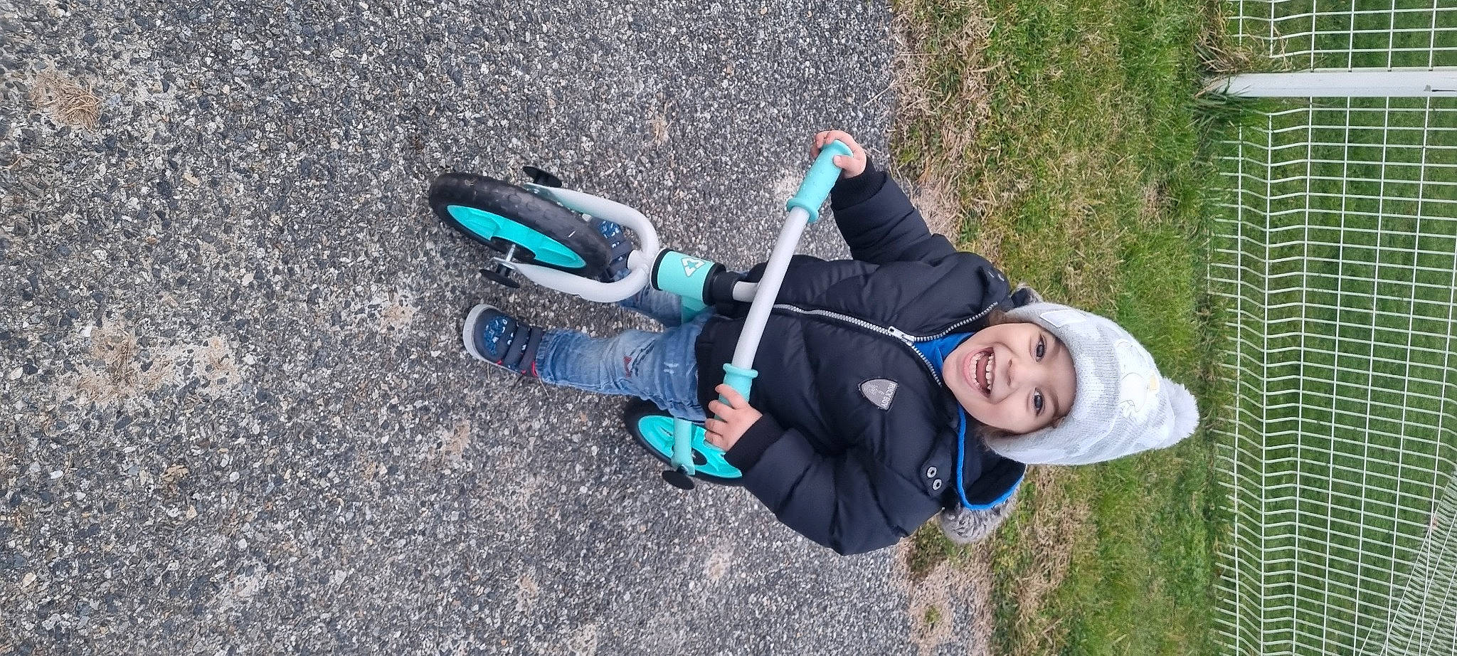 Gabryel participe au concours pour gagner de l'argent avec cette photo : adventure, asphalt, boot, concrete, electric_blue, fun, grass, headwear, joy, leisure, outdoor_shoe, people_in_nature, person, personal_protective_equipment, plant, recreation, rock_climbing_equipment, rope, smile, soil