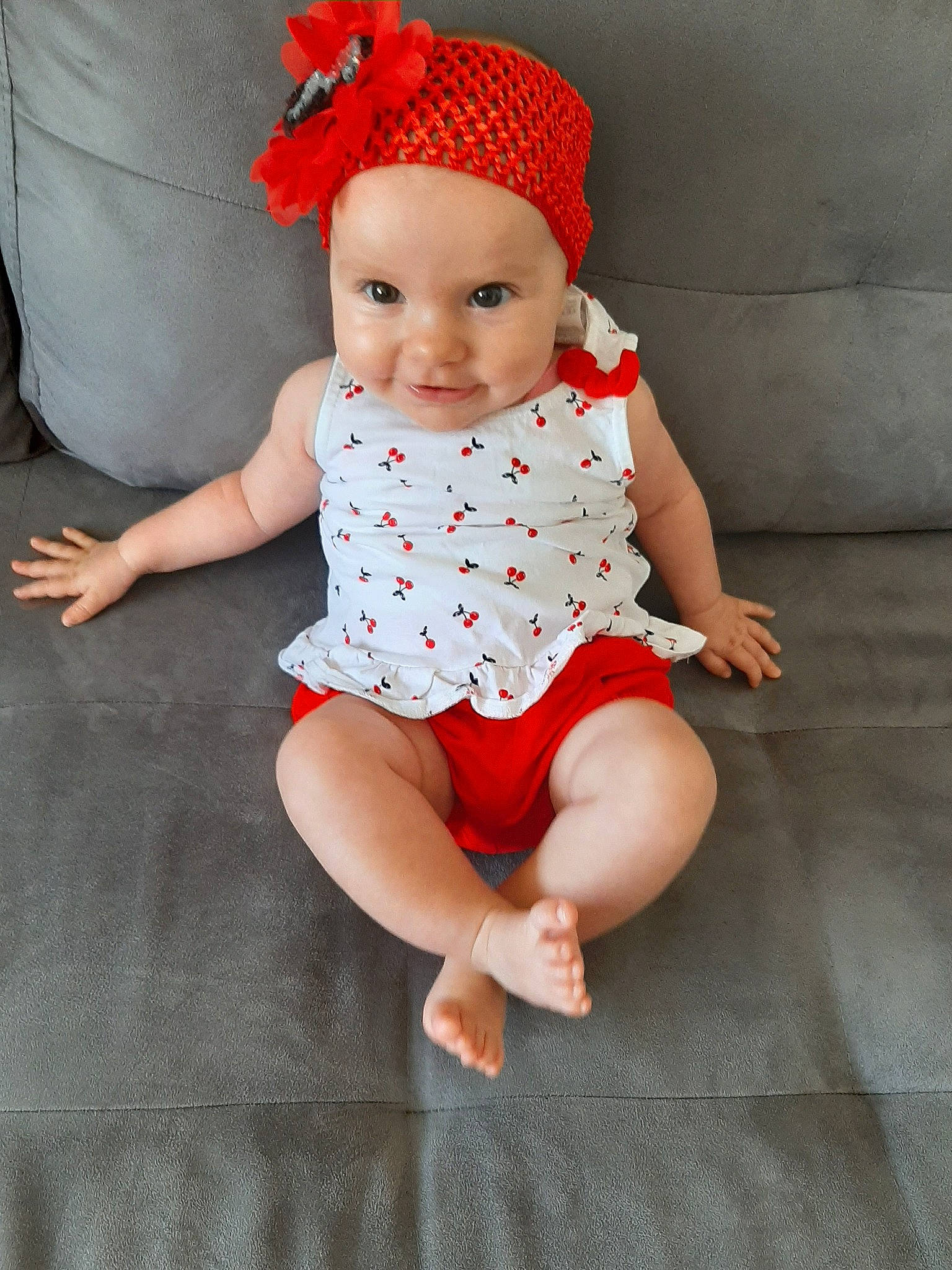 Nolwenn a rejoint le concours — aidez-le/la à gagner de superbes lots ! baby, baby_bloomers, baby_products, baby_toddler_clothing, barefoot, child, clothing, design, headgear, leg, pattern, person, sitting, toddler