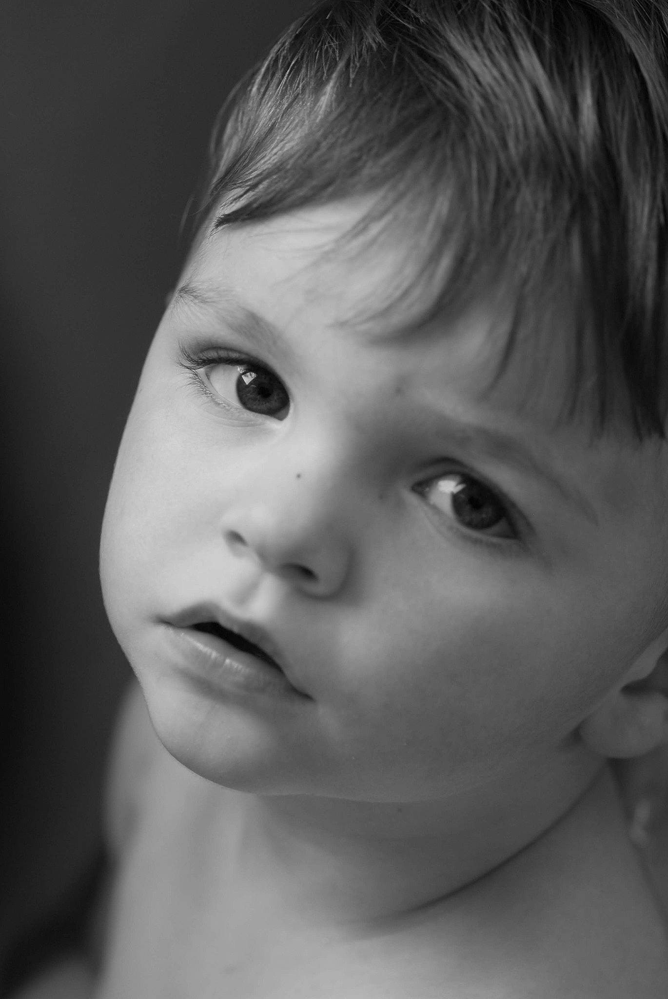 Elouan participe au concours pour gagner de l'argent avec cette photo : beauty, black, black_and_white, cheek, child, chin, close_up, eye, eyebrow, face, forehead, hair, head, lip, monochrome, monochrome_photography, nose, person, photograph, skin