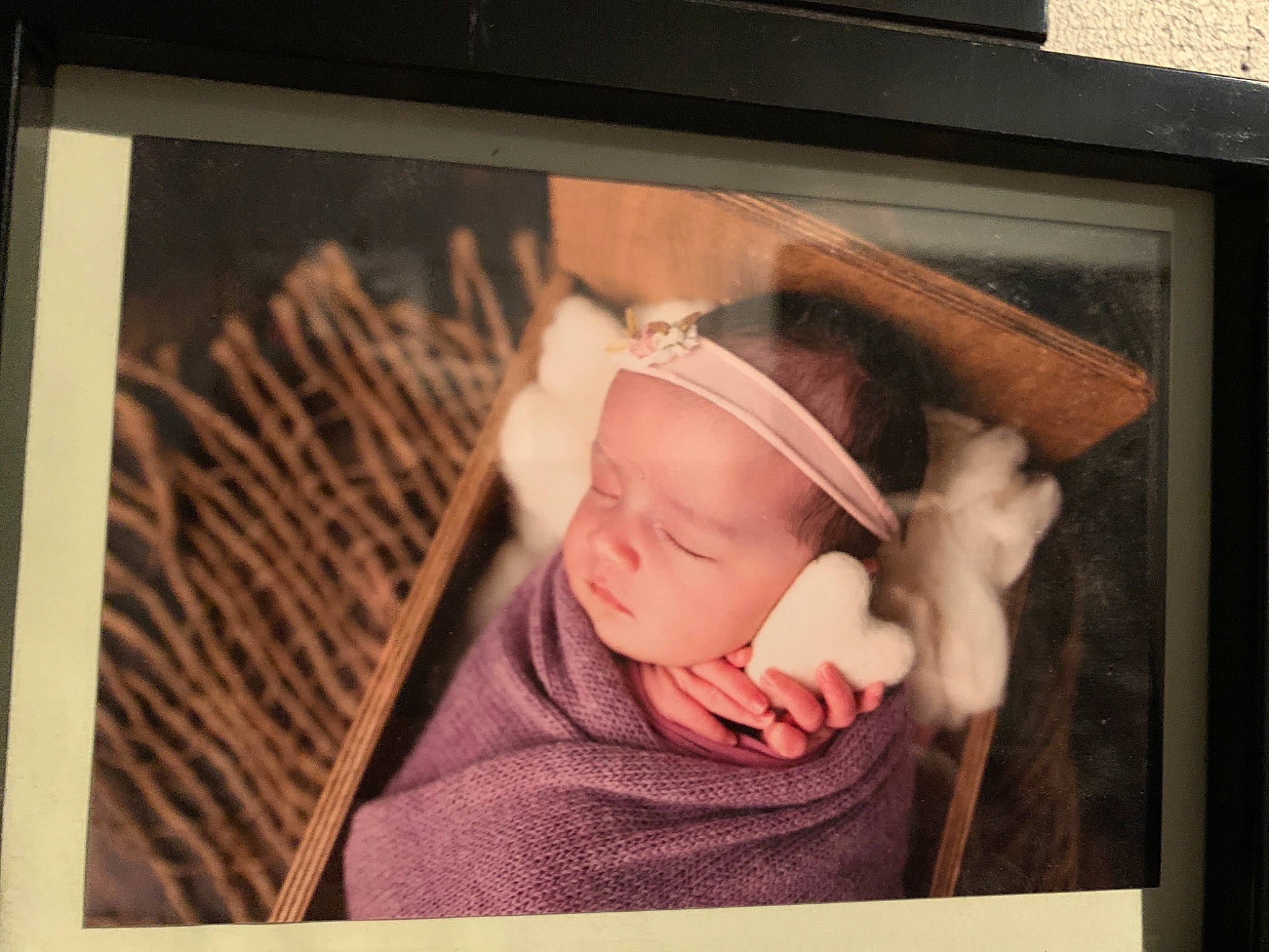 Margot participe au concours pour gagner de l'argent avec cette photo : art, baby, cheek, child, headgear, person, photograph, photography, picture_frame, room, snapshot, toddler