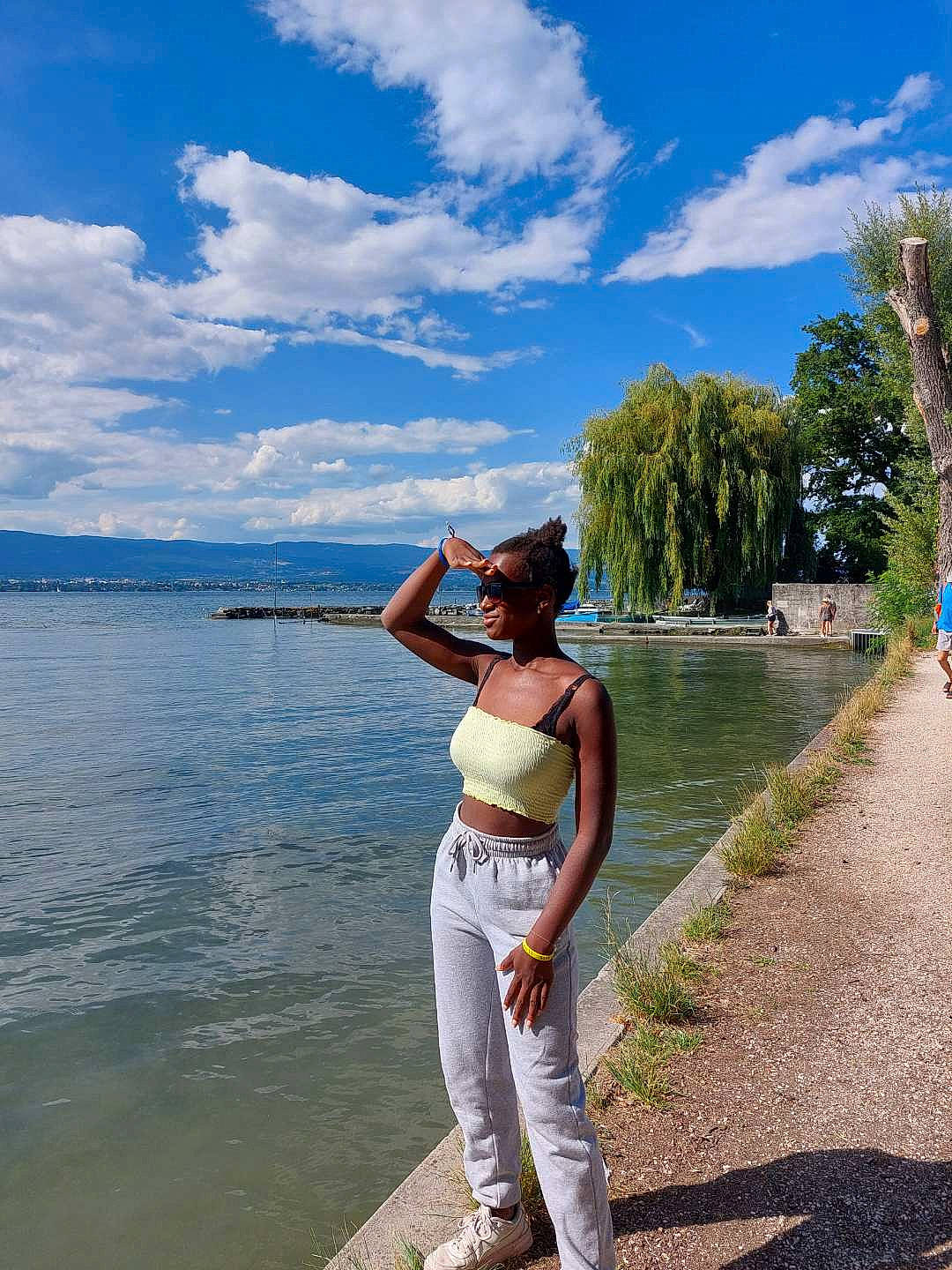 Angeline a rejoint le concours — aidez-le/la à gagner de superbes lots ! bank, cloud, cumulus, flash_photography, grass, happy, horizon, lake, lake_district, landscape, leisure, people_in_nature, person, plant, recreation, reservoir, sky, travel, tree, waist