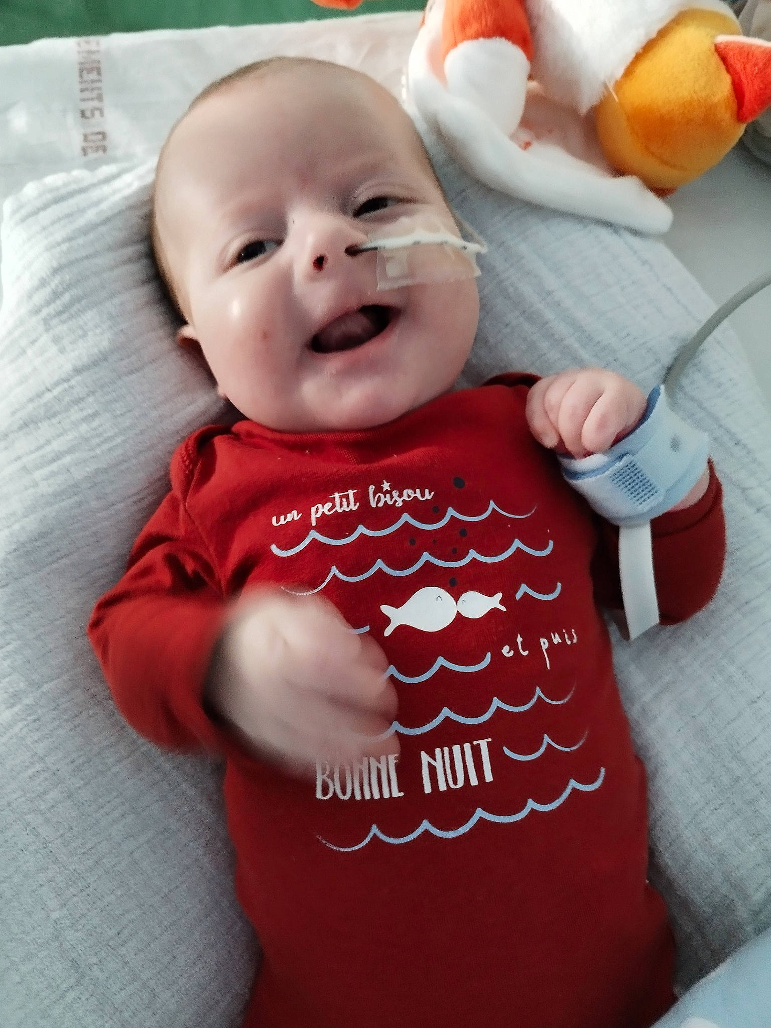 Robin a rejoint le concours — aidez-le/la à gagner de superbes lots ! baby, baby_toddler_clothing, cheek, child, comfort, finger, gesture, happy, linens, mammal, pattern, person, pink, skin, sleeve, smile, textile, toddler, toy, vertebrate