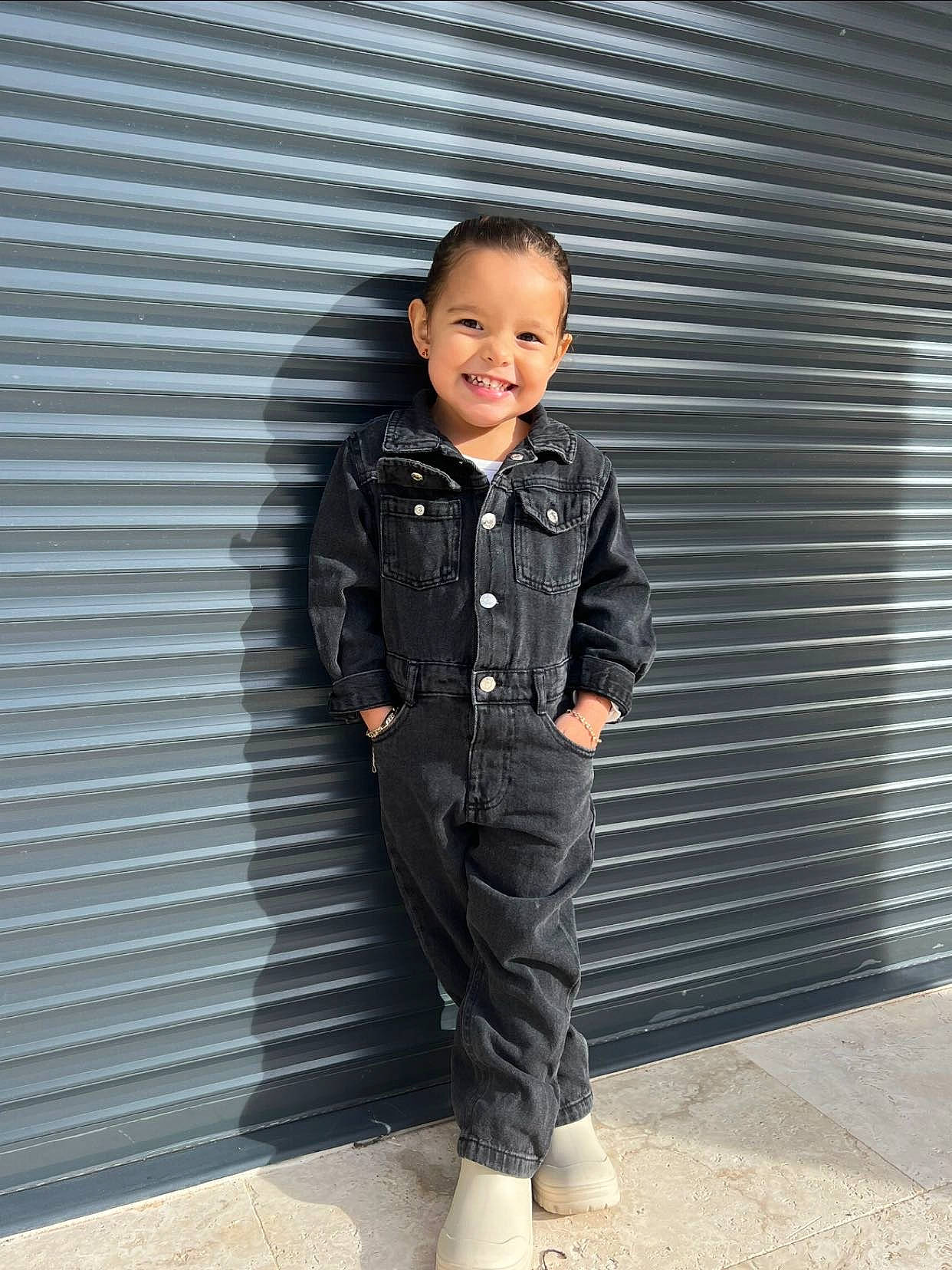 Miya a rejoint le concours — aidez-le/la à gagner de superbes lots ! black_hair, blazer, button, child, collar, denim, dress_shirt, electric_blue, face, fashion_design, flash_photography, formal_wear, head, joy, pattern, person, sleeve, smile, t_shirt, toddler