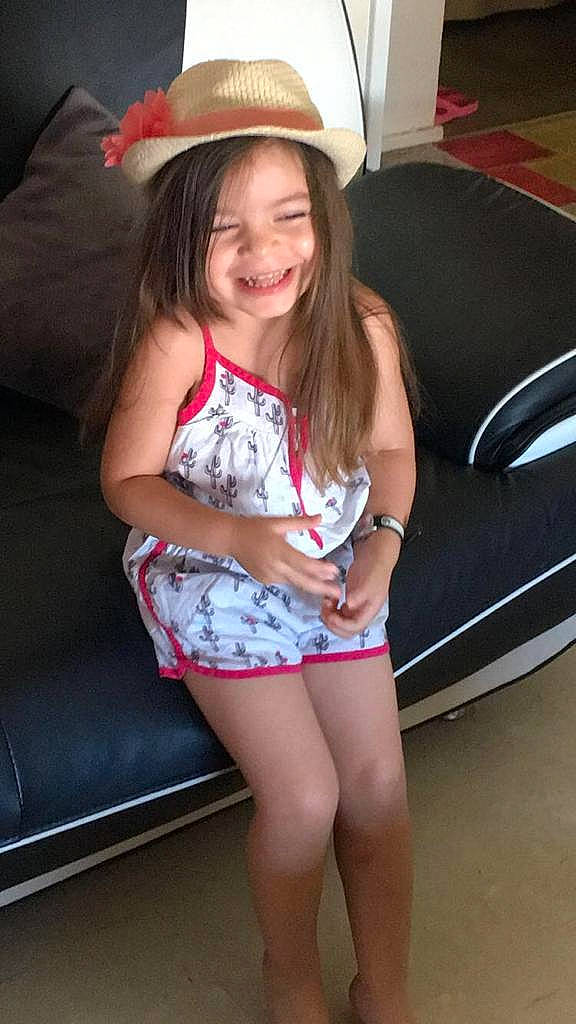 Lylina a rejoint le concours — aidez-le/la à gagner de superbes lots ! child, child_model, clothing, fashion_accessory, hat, headgear, human_leg, joy, leg, long_hair, person, smile, sun_hat, thigh, toddler, vacation