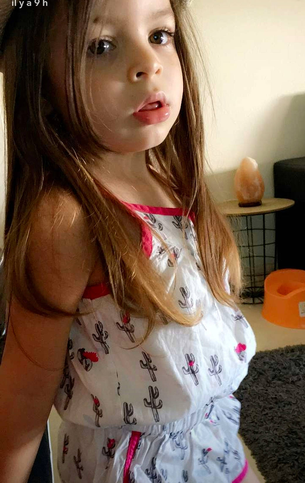 Lylina participe au concours pour gagner de l'argent avec cette photo : brown_hair, child_model, hair, hair_coloring, hime_cut, japanese_idol, lip, long_hair, mouth, neck, person, selfie