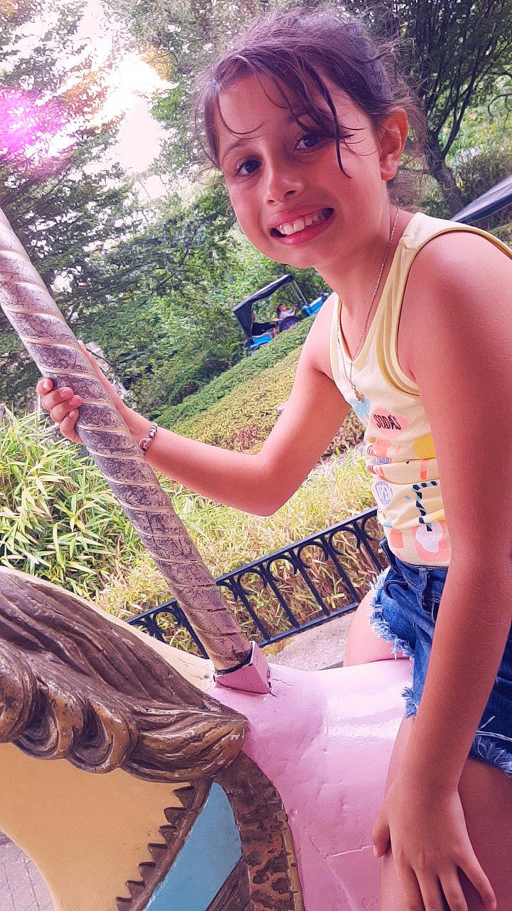 Celia a rejoint le concours — aidez-le/la à gagner de superbes lots ! abdomen, beauty, black_hair, clothing, fun, girl, hair, hairstyle, human_body, human_hair_color, joy, lady, leg, person, pink, purple, sitting, skin, smile, summer