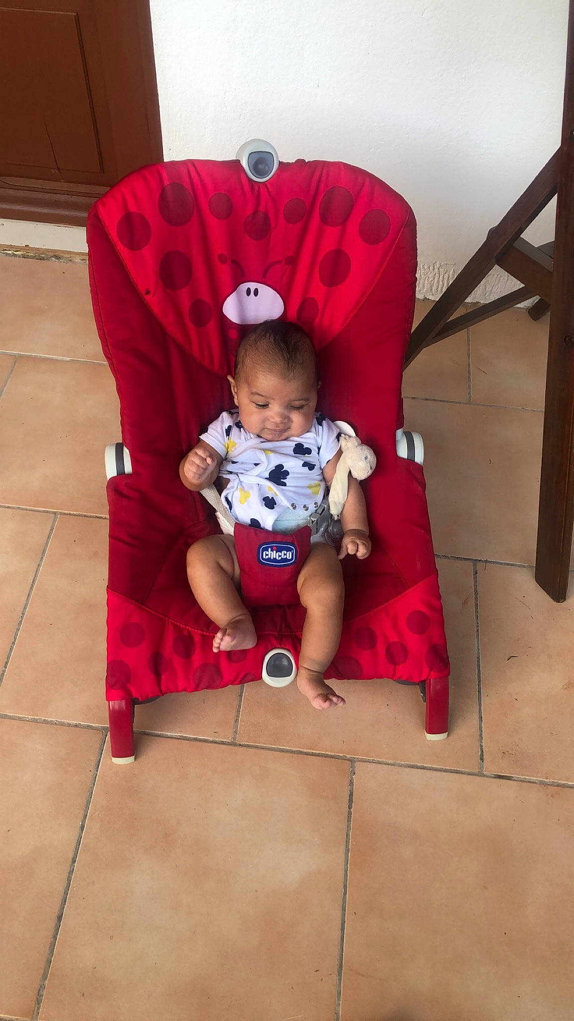 Milan a rejoint le concours — aidez-le/la à gagner de superbes lots ! baby_carriage, blue, clothing, face, floor, flooring, fun, green, head, human, interior_design, leg, lighting, people, person, product, room, shoe, sitting, vertebrate