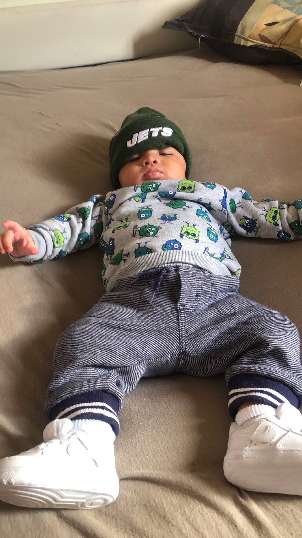 Milan a rejoint le concours — aidez-le/la à gagner de superbes lots ! active_pants, ankle, baby, baby_products, baby_toddler_clothing, beanie, comfort, headwear, hood, knee, outdoor_shoe, person, sleeve, sock, sweatpant, toddler, walking_shoe