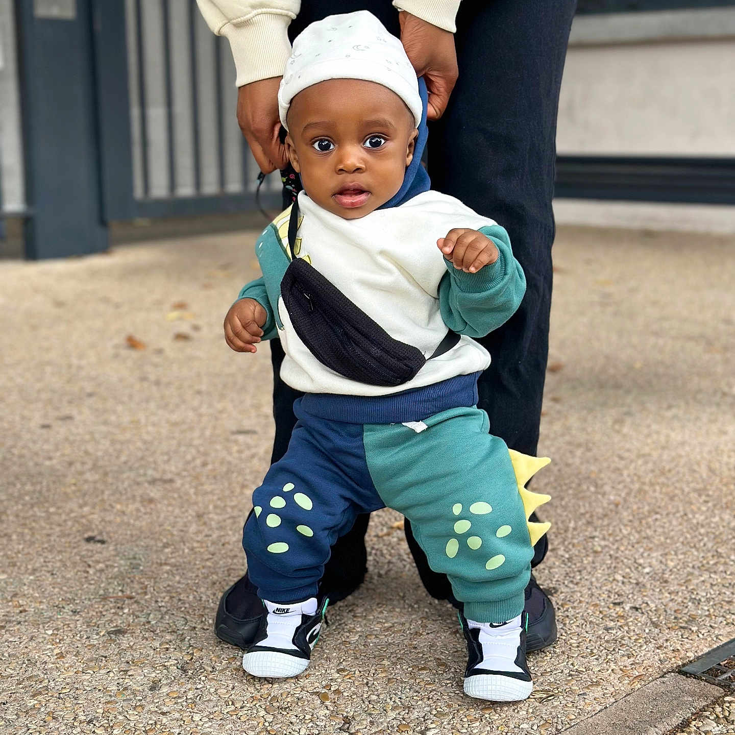 Adé Kaïs a rejoint le concours — aidez-le/la à gagner de superbes lots ! accessories, baby, bag, cap, city, clothing, face, footwear, handbag, hat, head, jeans, pants, person, photography, portrait, road, shoe, sneaker, walking