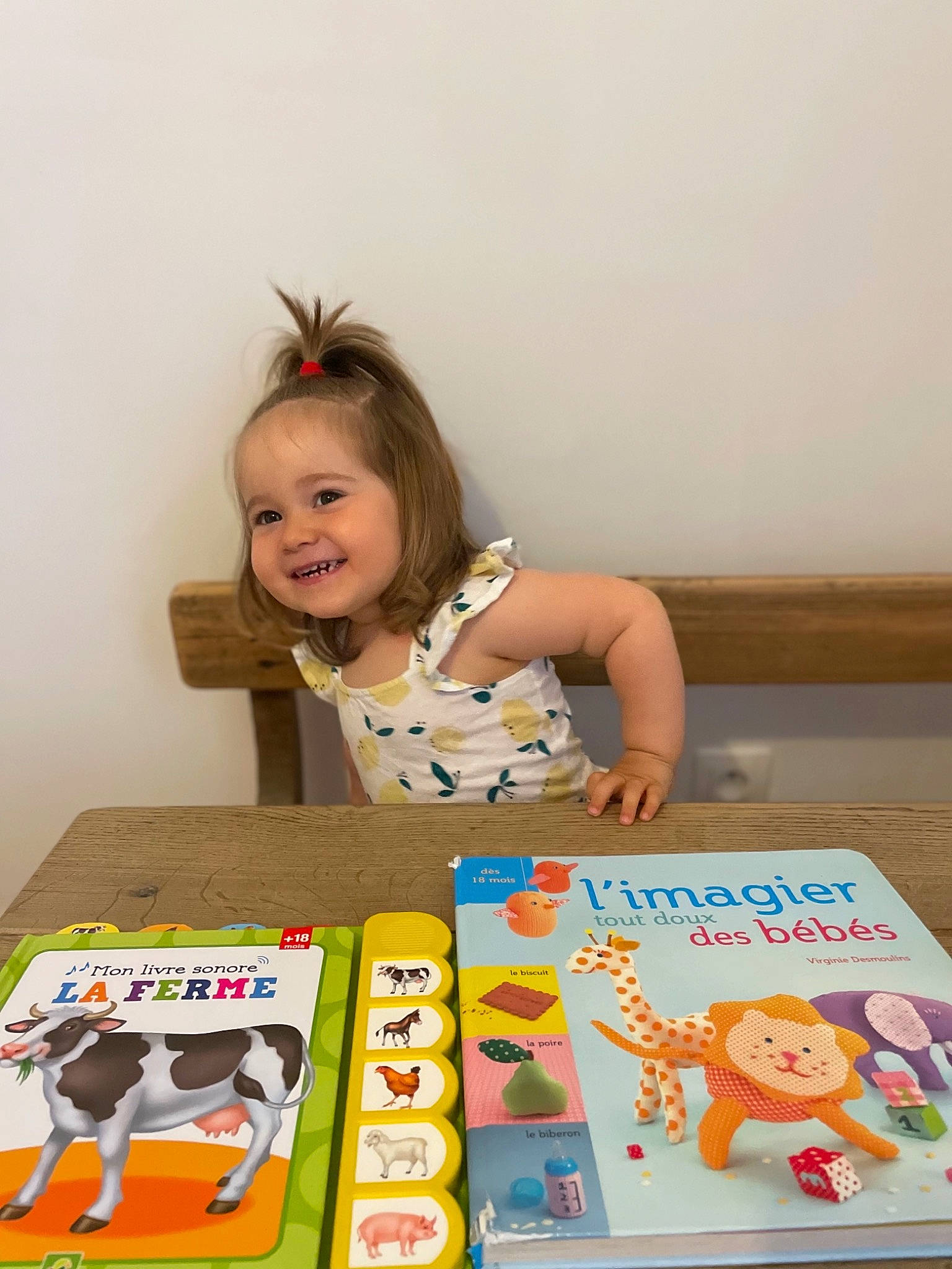 Rose a rejoint le concours — aidez-le/la à gagner de superbes lots ! baby, baby_toddler_clothing, child, child_art, desk, flooring, fun, games, happy, joy, learning, party, person, play, recreation, room, sharing, smile, sweetness, t_shirt