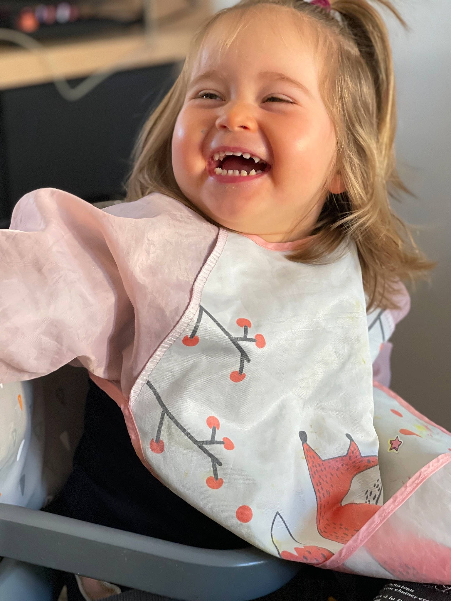 Rose a rejoint le concours — aidez-le/la à gagner de superbes lots ! cheek, chin, eye, eyebrow, face, facial_expression, gesture, hair, hairstyle, happy, head, iris, lip, mouth, neck, nose, organ, person, skin, sleeve