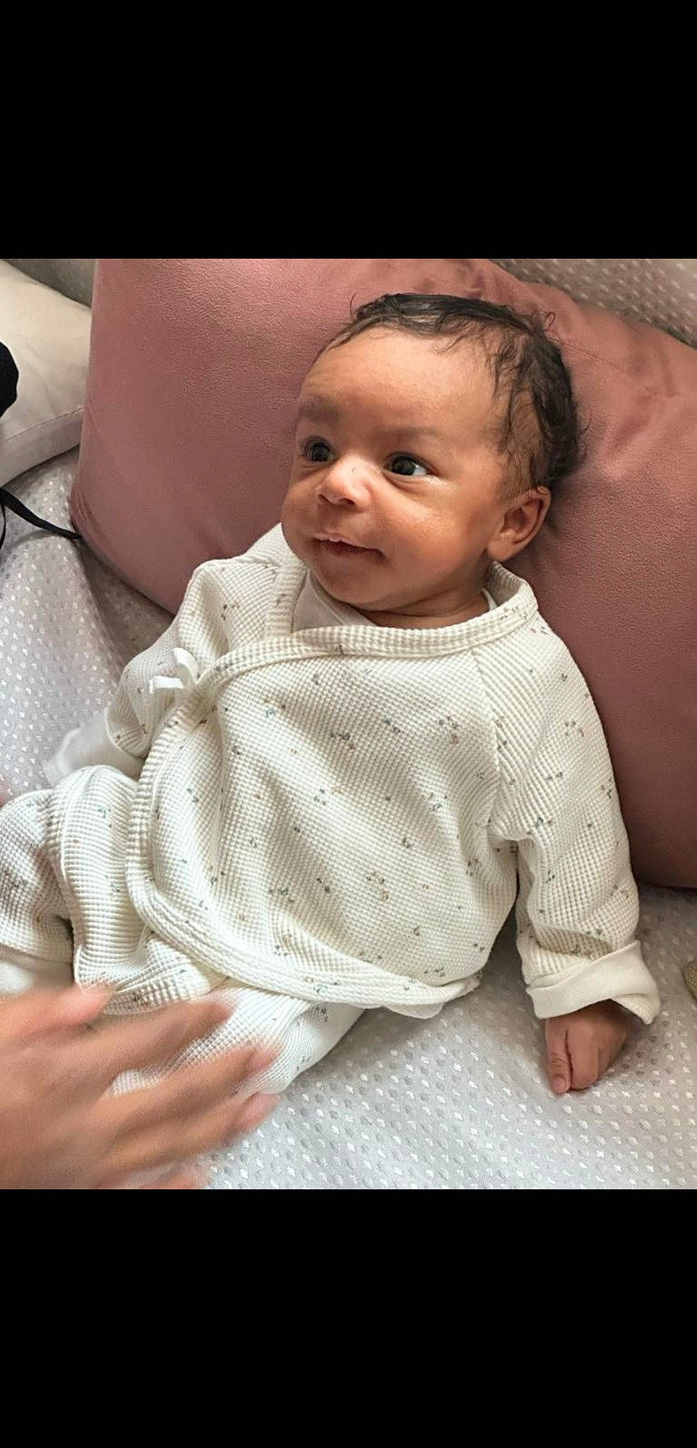 Neïl a rejoint le concours — aidez-le/la à gagner de superbes lots ! baby, baby_toddler_clothing, cheek, child, collar, comfort, eyebrow, flooring, hair, happy, iris, linens, lip, nose, pattern, person, sitting, skin, sleeve, smile